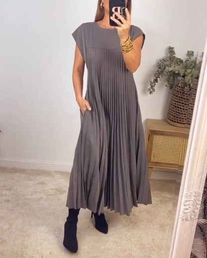Lässiges Midikleid mit plissiertem Design, ideal für einen modernen und entspannten Look.