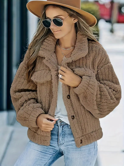 – Einfarbige Pelzjacke