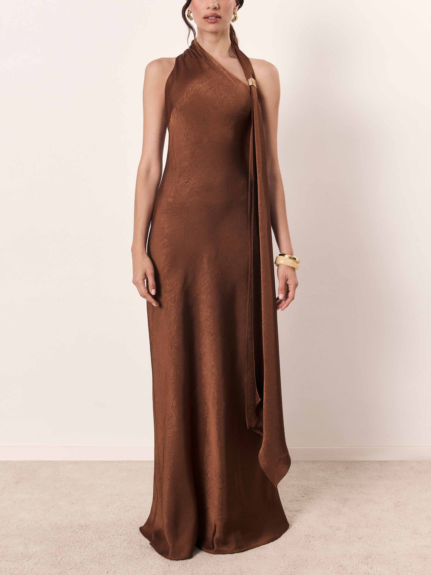 Elegantes langes Kleid mit einer Schulter und freiem Rücken