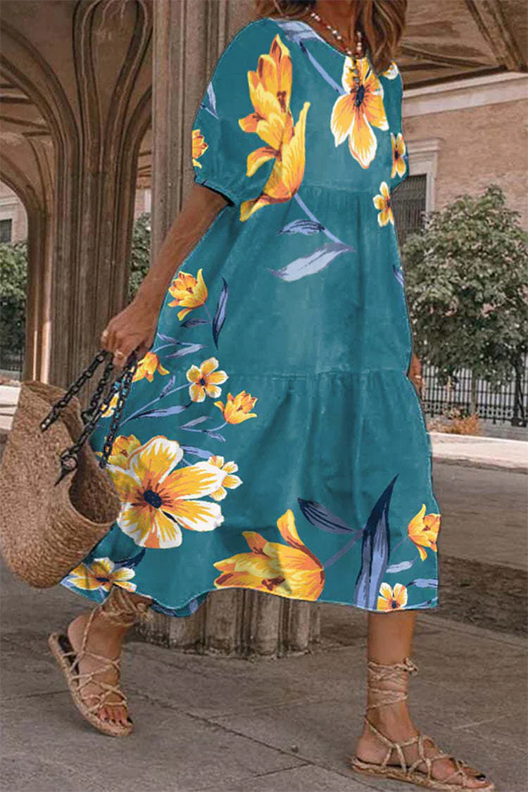 Kleid mit pastellfarbenem Rock und rundem Ausschnitt mit lässigem Print