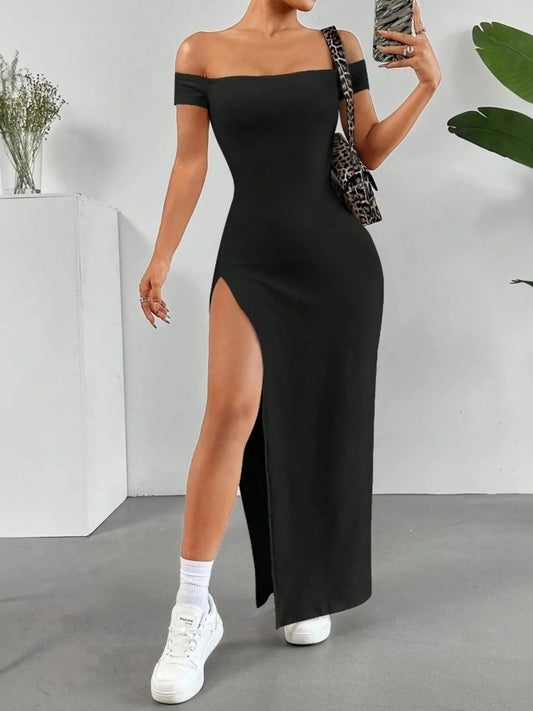 Langes, maßgeschneidertes Kleid mit hohem Schlitz und freien Schultern