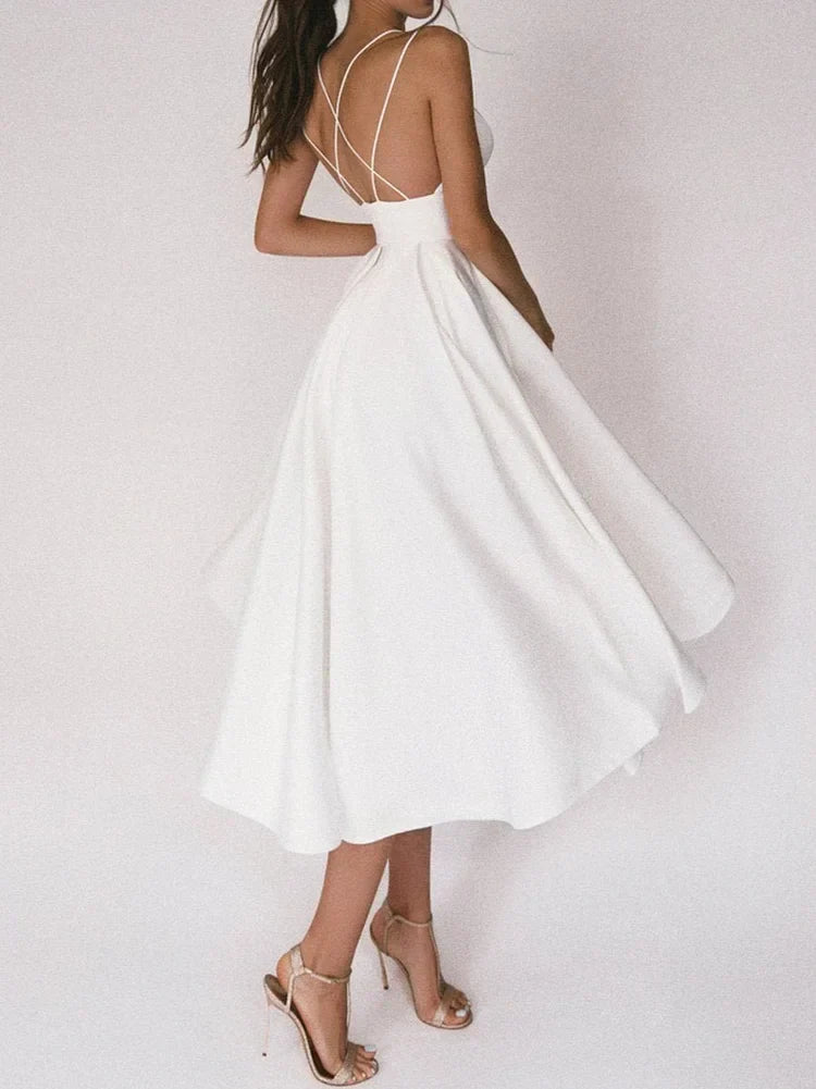 Elegantes trägerloses Kleid mit V-Ausschnitt