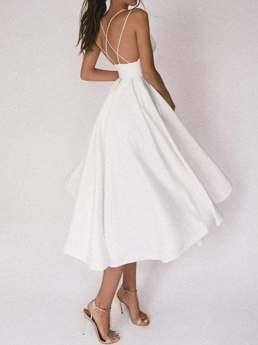 Elegantes trägerloses Kleid mit V-Ausschnitt