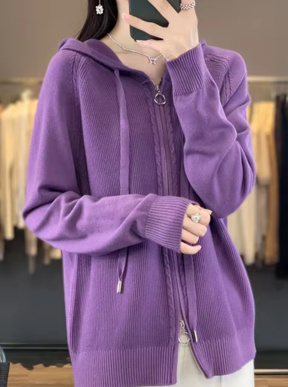 – Gestrickte Strickjacke mit Kapuze
