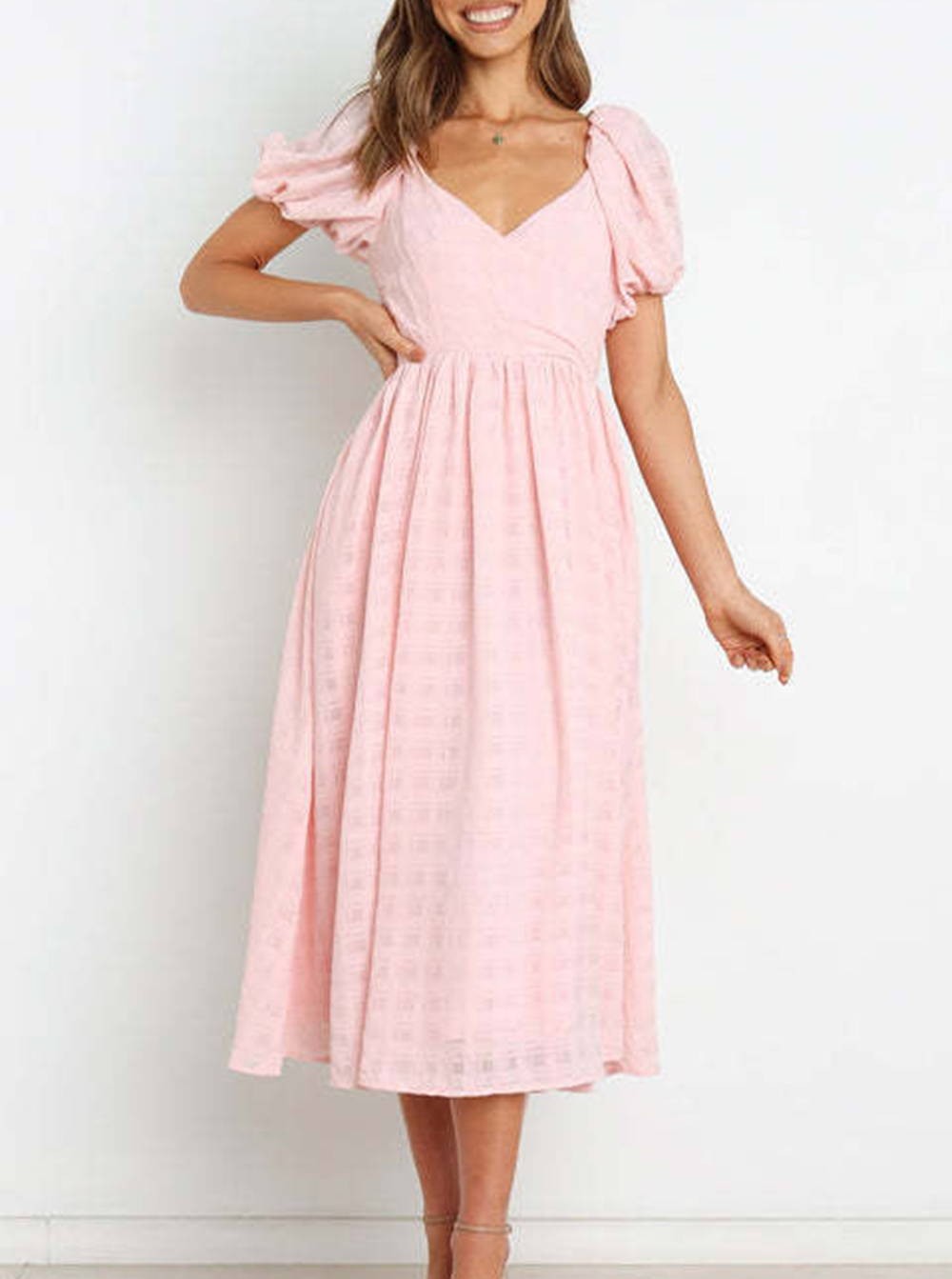 Kleid mit pastellfarbenem Rock, quadratischem Ausschnitt und modischer Trennnaht