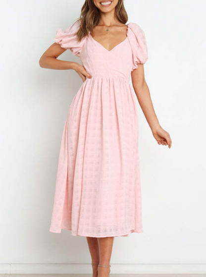 Kleid mit pastellfarbenem Rock, quadratischem Ausschnitt und modischer Trennnaht