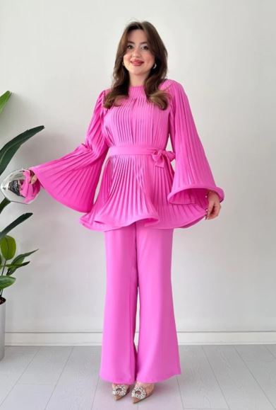 Oberteil und Hose mit Falten und ausgestellter Form