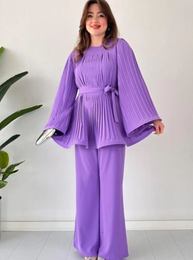Oberteil und Hose mit Falten und ausgestellter Form