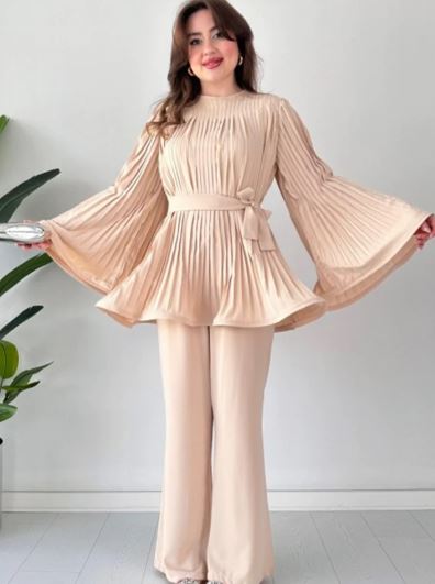 Oberteil und Hose mit Falten und ausgestellter Form