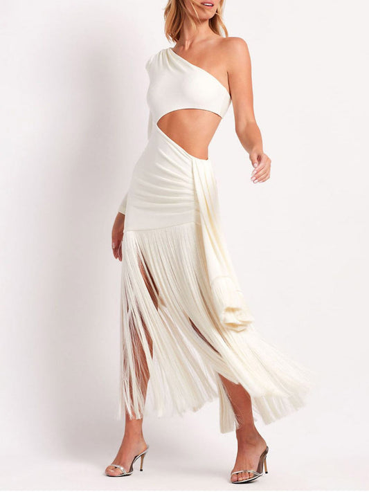 Asymmetrisches langes Kleid mit Seitenschlitz und Fransen