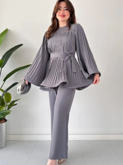 Oberteil und Hose mit Falten und ausgestellter Form