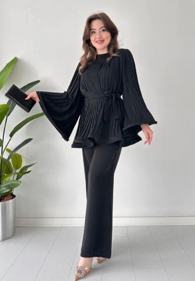 Oberteil und Hose mit Falten und ausgestellter Form