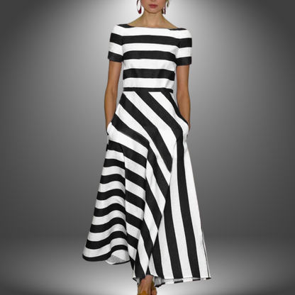 Elegantes langes Kleid mit Streifenmuster und kurzen Ärmeln