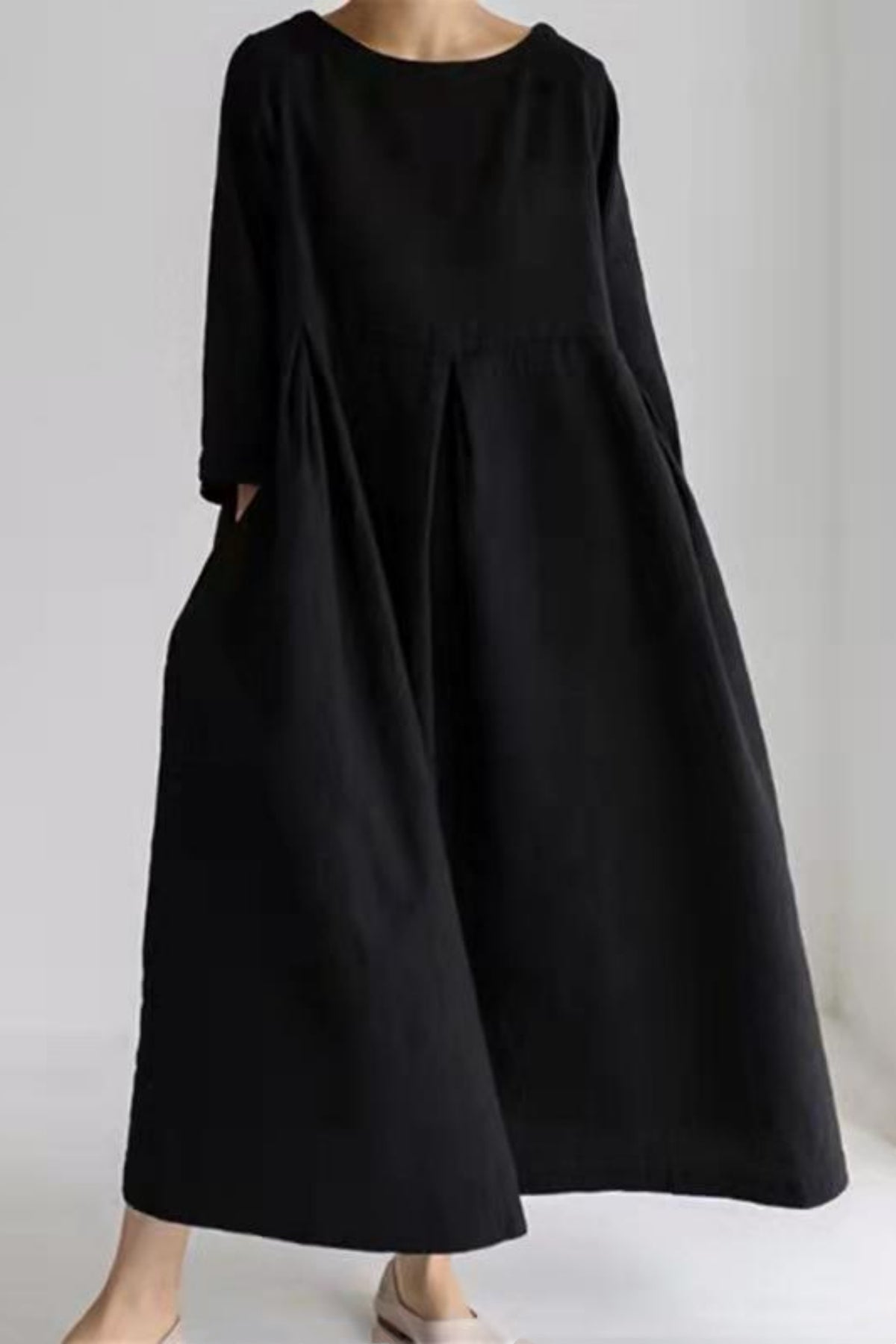Elegantes langes Kleid im minimalistischen Stil mit maximalem natürlichem Tragekomfort