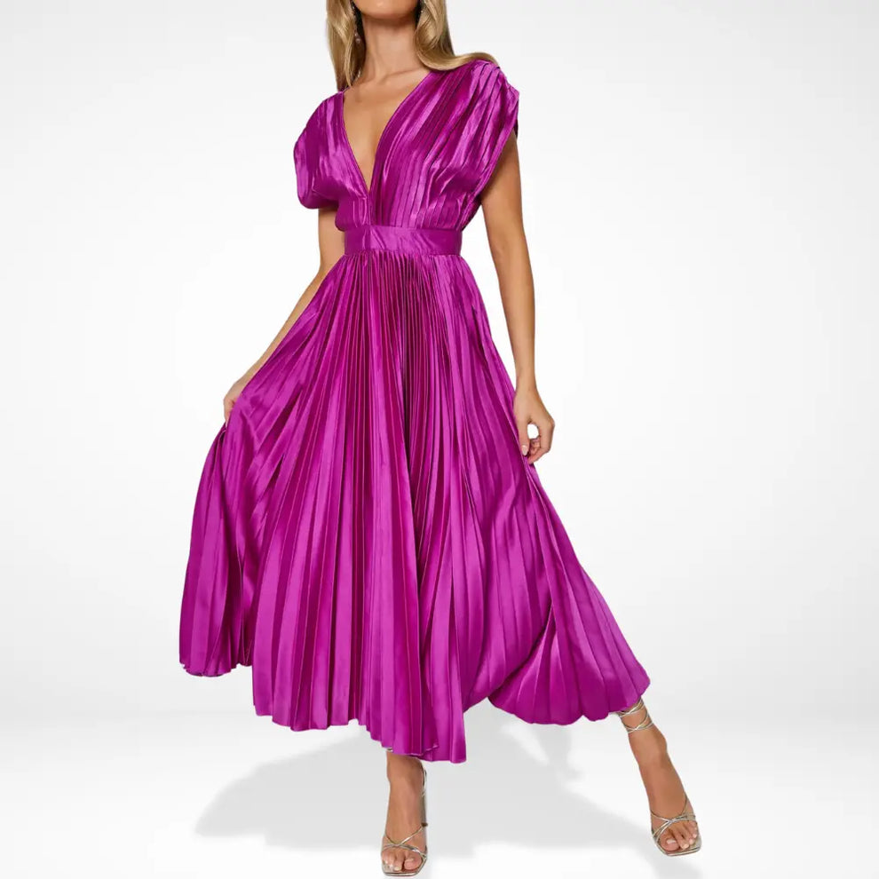 Langes Plissee-Kleid mit tiefem Ausschnitt und elegantem Schnitt