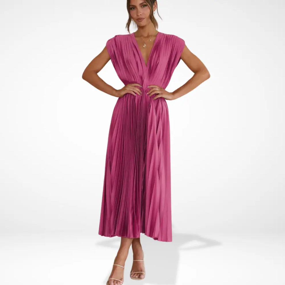 Langes Plissee-Kleid mit tiefem Ausschnitt und elegantem Schnitt