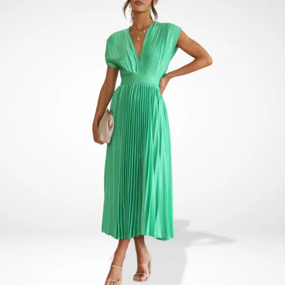 Langes Plissee-Kleid mit tiefem Ausschnitt und elegantem Schnitt