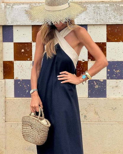 Elegantes Kleid mit Ausschnitt bis zur Mitte der Waden und modischem Kreuzkragen