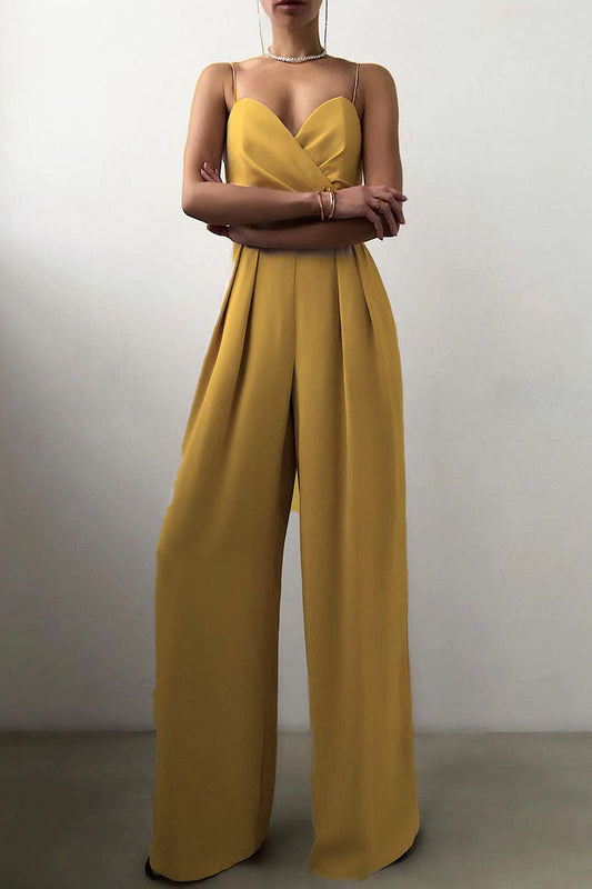Modischer Jumpsuit mit schmalen Trägern und fließender Hose in kontrastreichem Stil