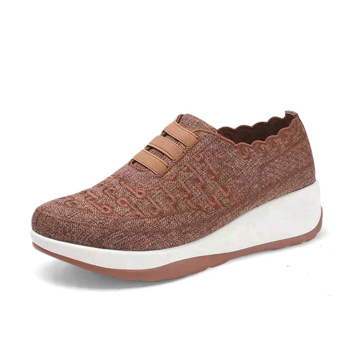 Schuhe mit Schnürsenkeln vorne
