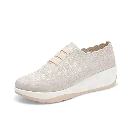 Schuhe mit Schnürsenkeln vorne