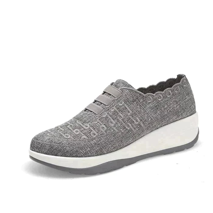 Schuhe mit Schnürsenkeln vorne