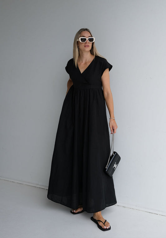 Elegantes, weit geschnittenes Maxikleid mit kurzen Ärmeln für einen lässigen Look