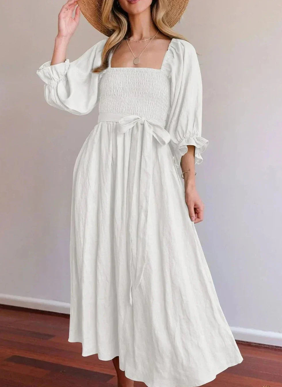 Elegantes Kleid im A-Linien-Schnitt mit quadratischem Ausschnitt und festen Rüschen