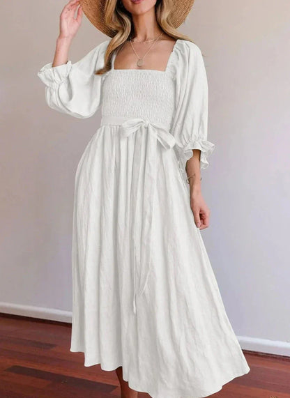 Elegantes Kleid im A-Linien-Schnitt mit quadratischem Ausschnitt und festen Rüschen