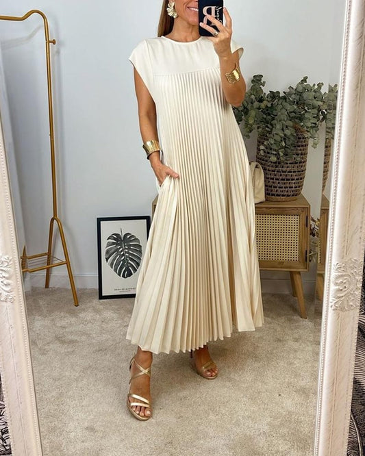 Langes plissiertes Damenkleid mit elegantem Schnitt und kurzen Ärmeln