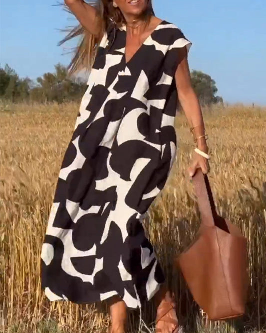 KLEID MIT PRINT UND V-AUSSCHNITT
