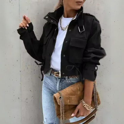 Eine eng anliegende, kuschelige Jacke mit Kapuze für die Fashionistas von heute