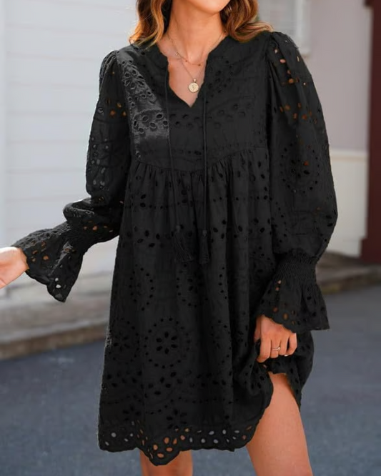 Kurzes Spitzenkleid mit zeitlosem Charme