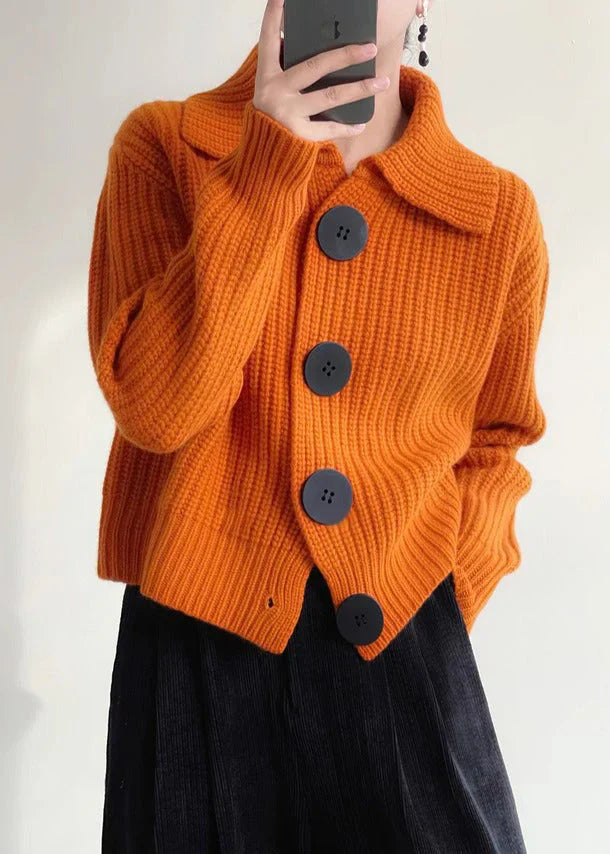 Knallorange Strickjacke mit Knöpfen und Peter-Pan-Kragen