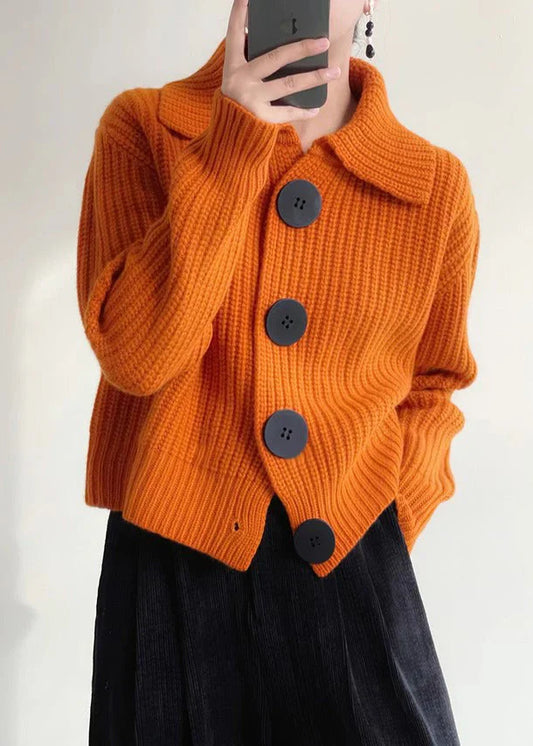 Knallorange Strickjacke mit Knöpfen und Peter-Pan-Kragen