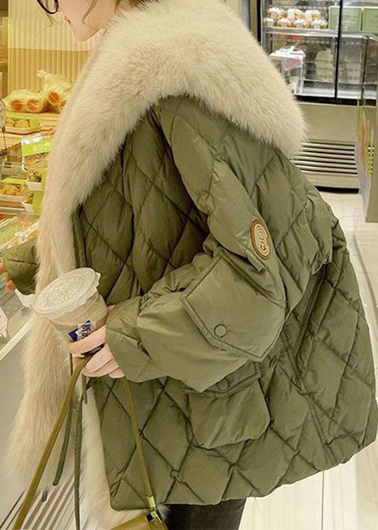 Warme Damen-Daunenjacke mit Entendaunenfutter und grünem Kragen