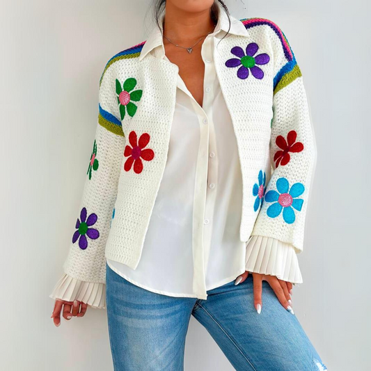 Eva - Strickjacke mit warmen, gestickten Blumen