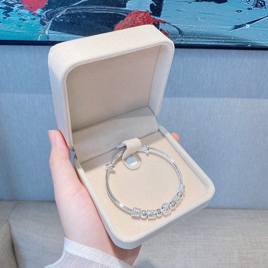 Armband mit silbernen Glücksperlen