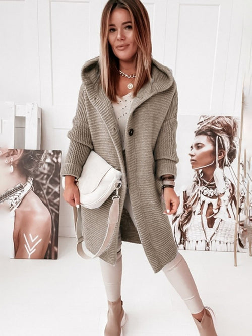Modische Strickjacke für Frauen mit Kapuze und langen Ärmeln - die perfekte Länge