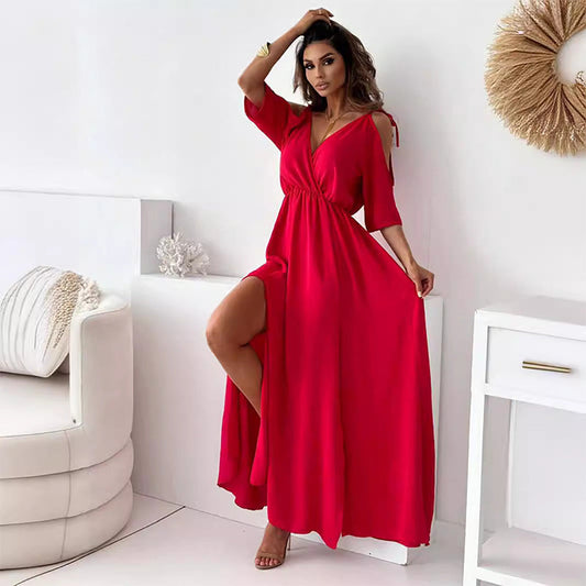 Elegantes langes Kleid mit gekreuztem Ausschnitt und fließendem Seitenschlitz