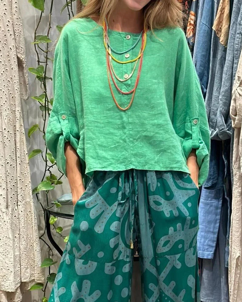 Zweiteiliges Set bestehend aus einem lässigen Oberteil und einer bedruckten Hose