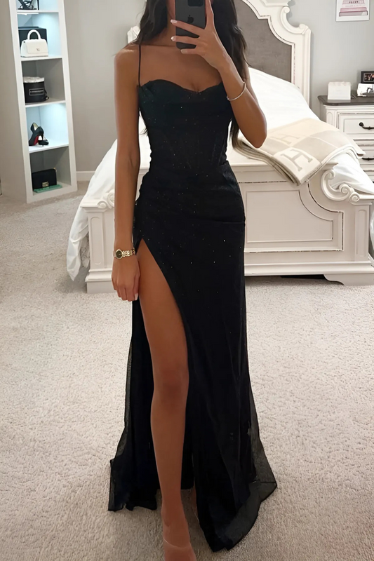Kleid mit Spaghettiträgern und hohem Schlitz unten