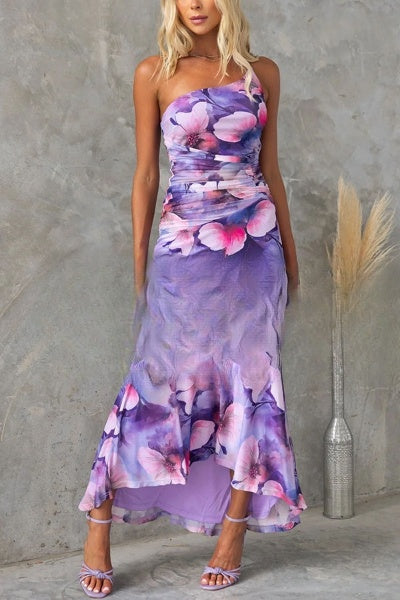 Langes Abendkleid mit Blumenprint und asymmetrischen Falten