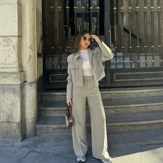 Damenset - Elegant - Kurze Jacke mit praktischen Taschen und weiter Hose - Perfekt für schicke Casual-Anlässe