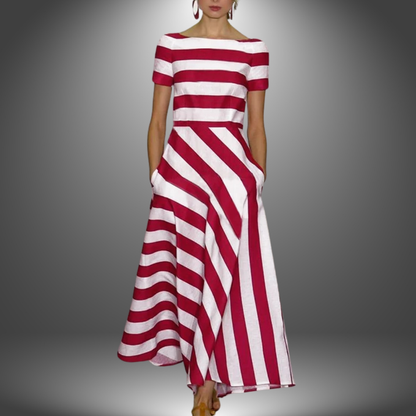 Elegantes langes Kleid mit Streifenmuster und kurzen Ärmeln