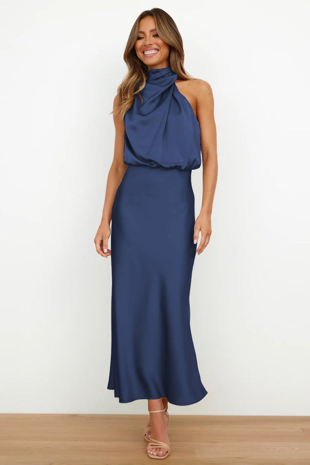 Elegantes langes Kleid mit asymmetrischem Ausschnitt und raffiniertem Design