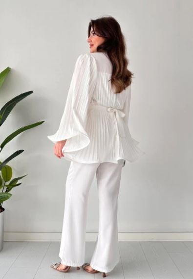 Oberteil und Hose mit Falten und ausgestellter Form