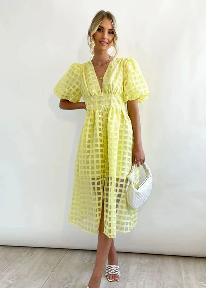 Kariertes Kleid mit gerafften Ärmeln
