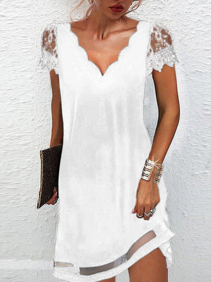 Chiffonkleid mit gewelltem V-Ausschnitt und kurzen Ärmeln