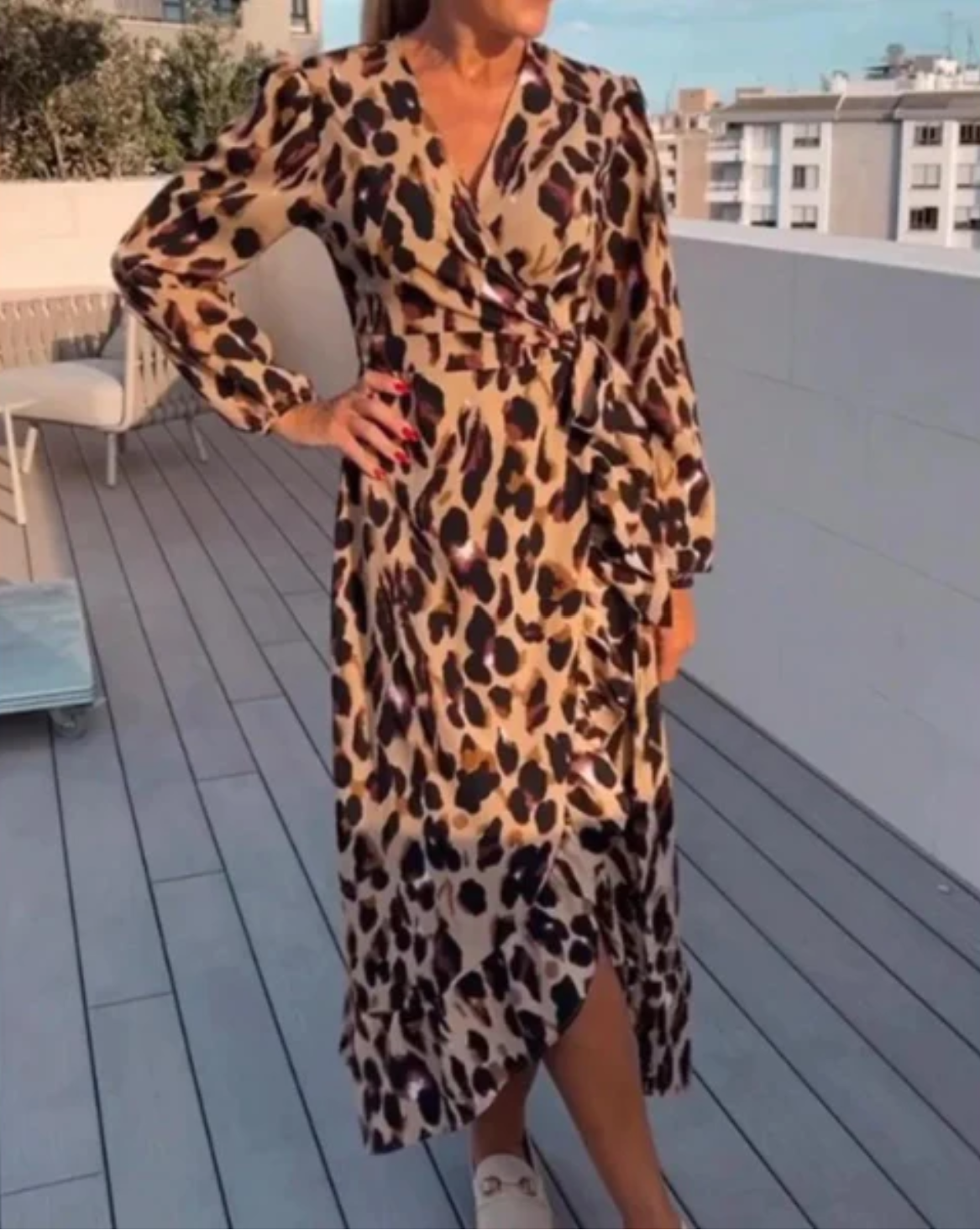 Kleid mit spitzem Ausschnitt